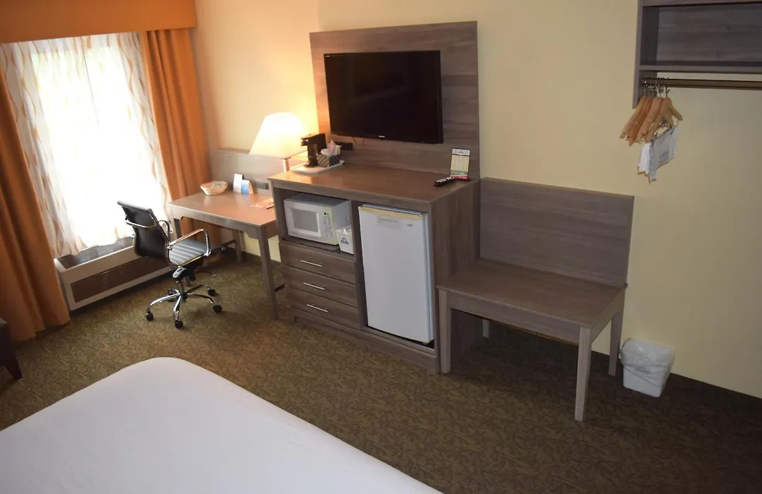 Days Inn By Wyndham Cadillac-1