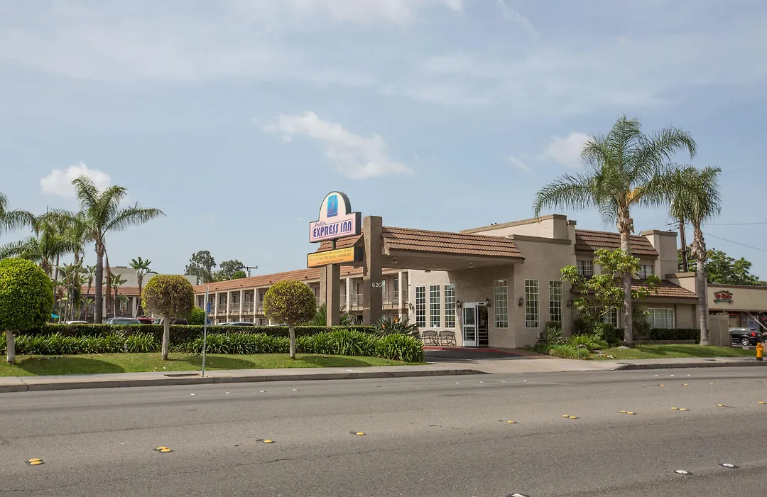 Queens Inn Anaheim-1