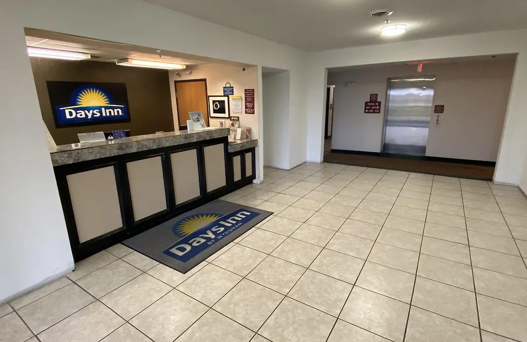 Days Inn By Wyndham Jefferson City-1