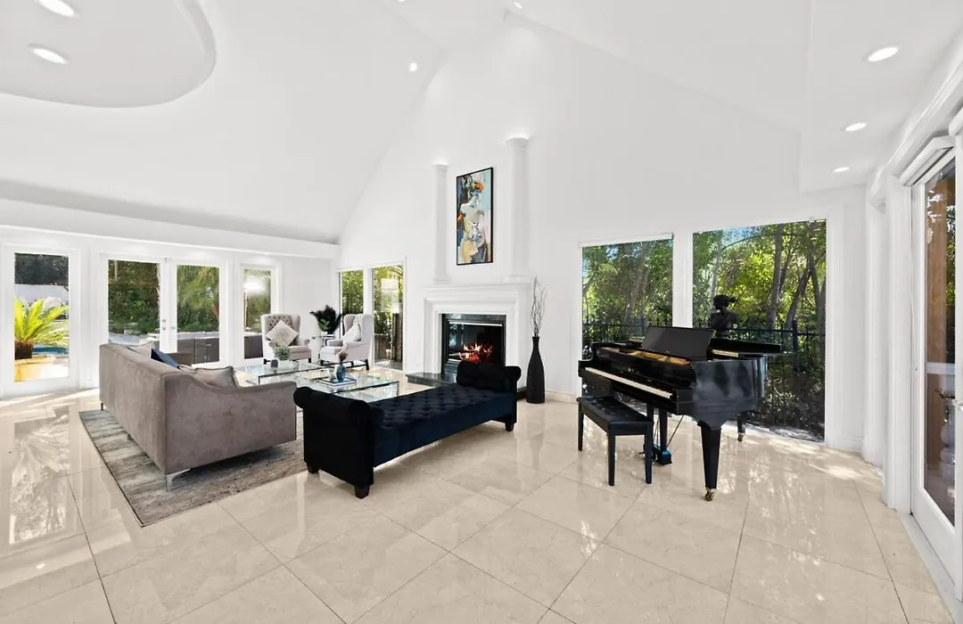 Private 5 Bedroom 6 Bathroom Encino Estate With Pool And Jacuzzi-1