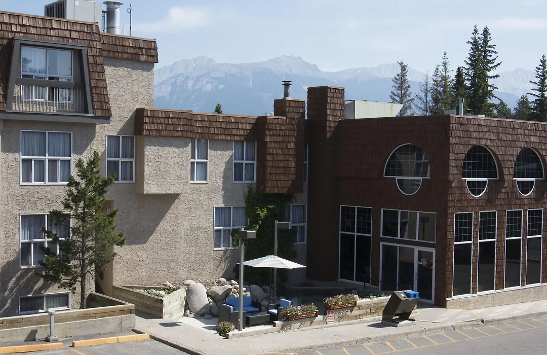 Tonquin Inn-1