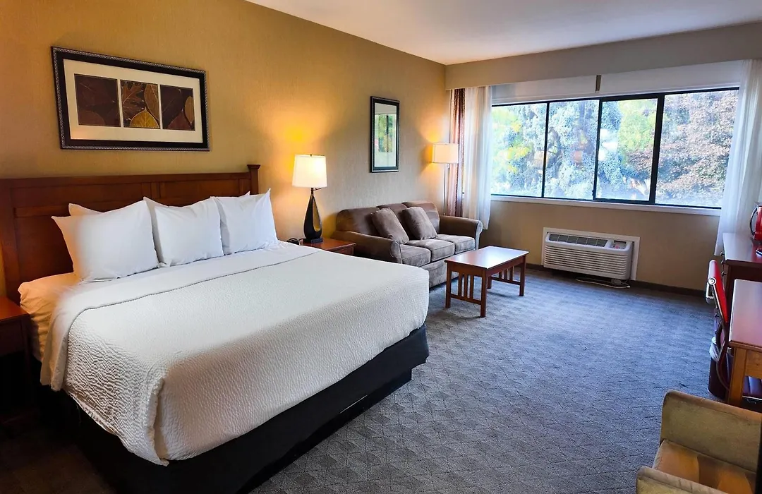 Ramada By Wyndham Kelowna Hotel & Conference Center-1