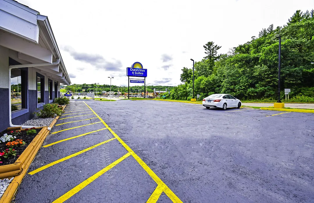 Days Inn & Suites By Wyndham Wisconsin Dells-1