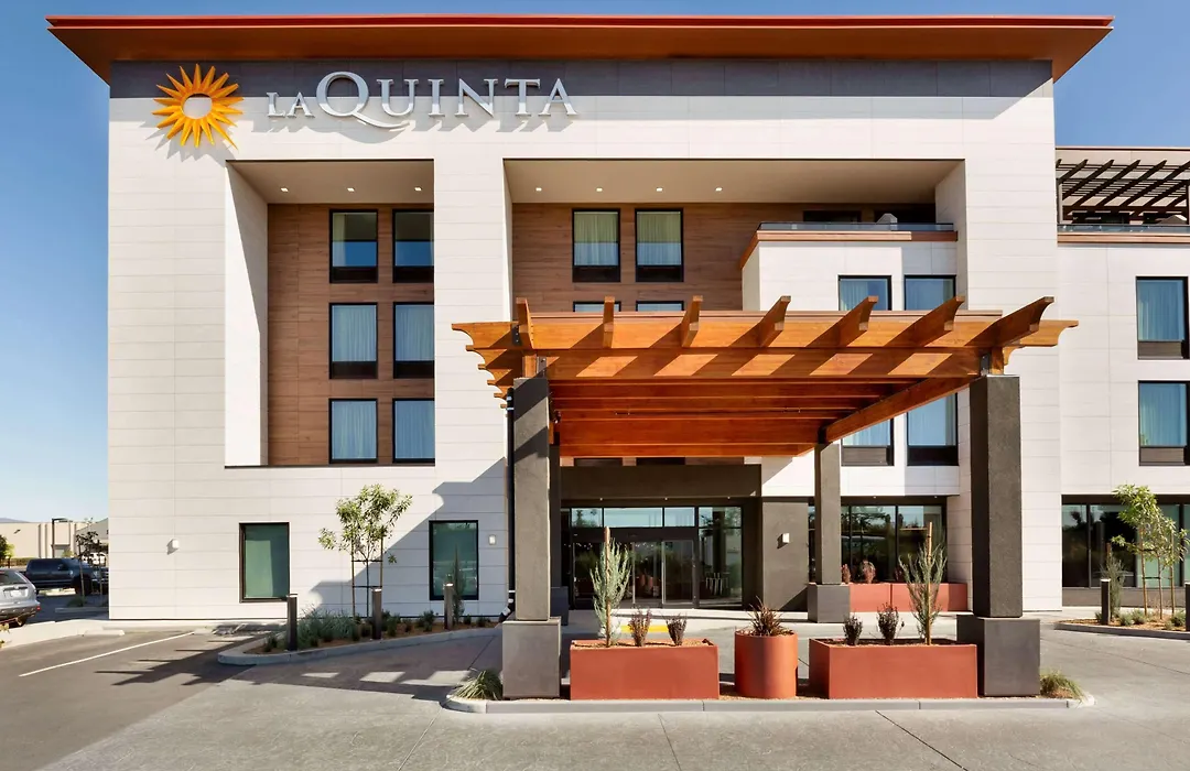 La Quinta Inn & Suites By Wyndham Santa Rosa Sonoma-1