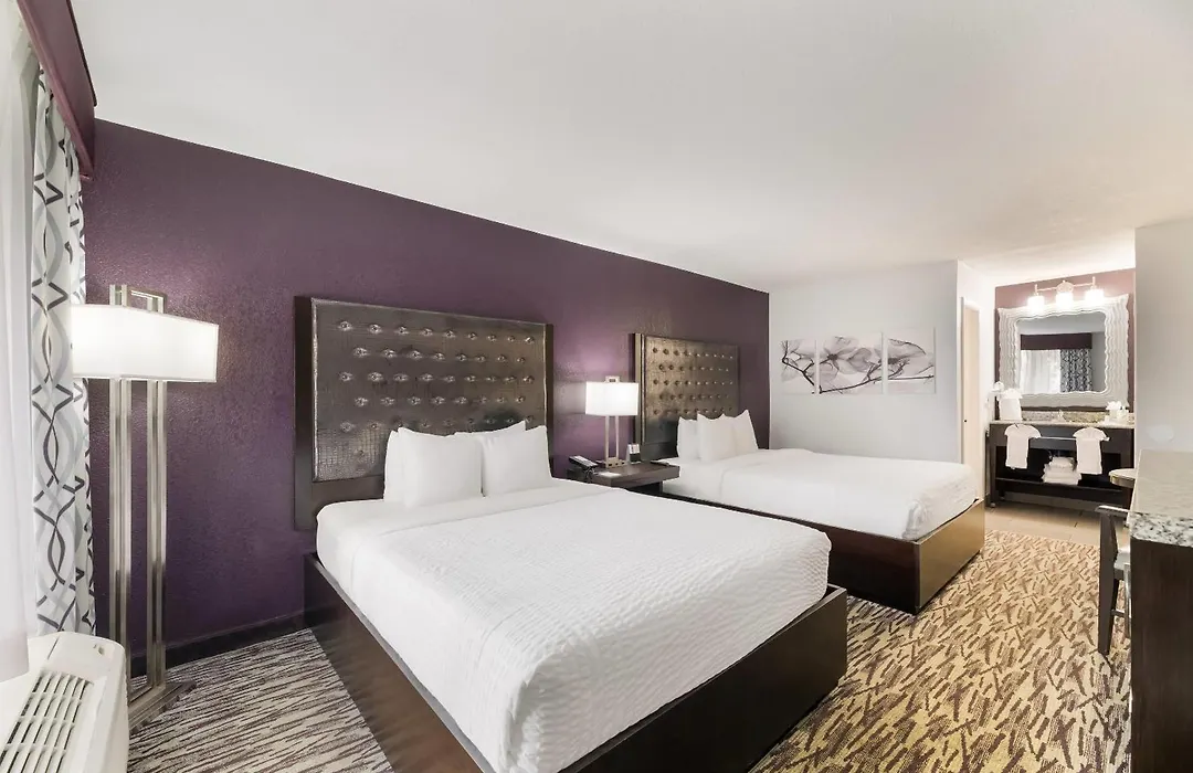 Clarion Inn & Suites Across From Universal Orlando Resort-1