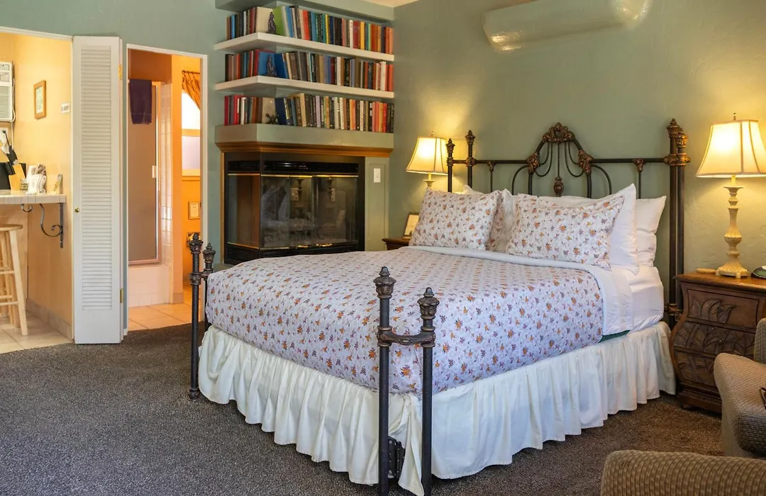Coyote Inn - 21 And Over - A Town & Desert Boutique Hotel-1