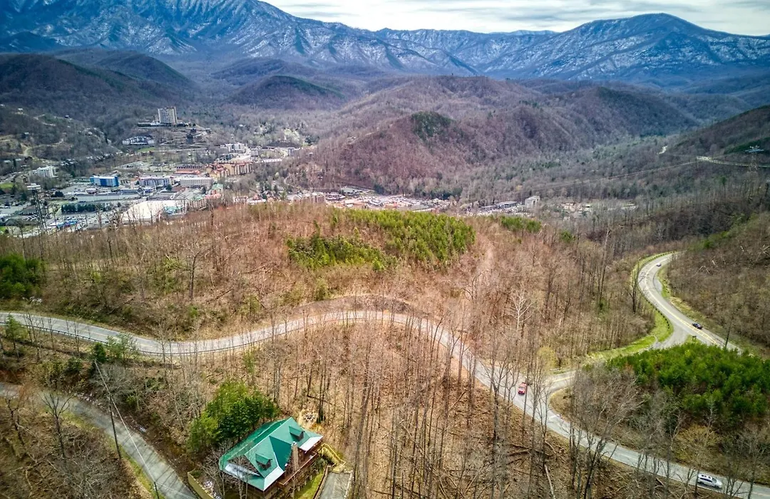 Bear Hug Cabin Gatlinburg Convenient To Everything!-1