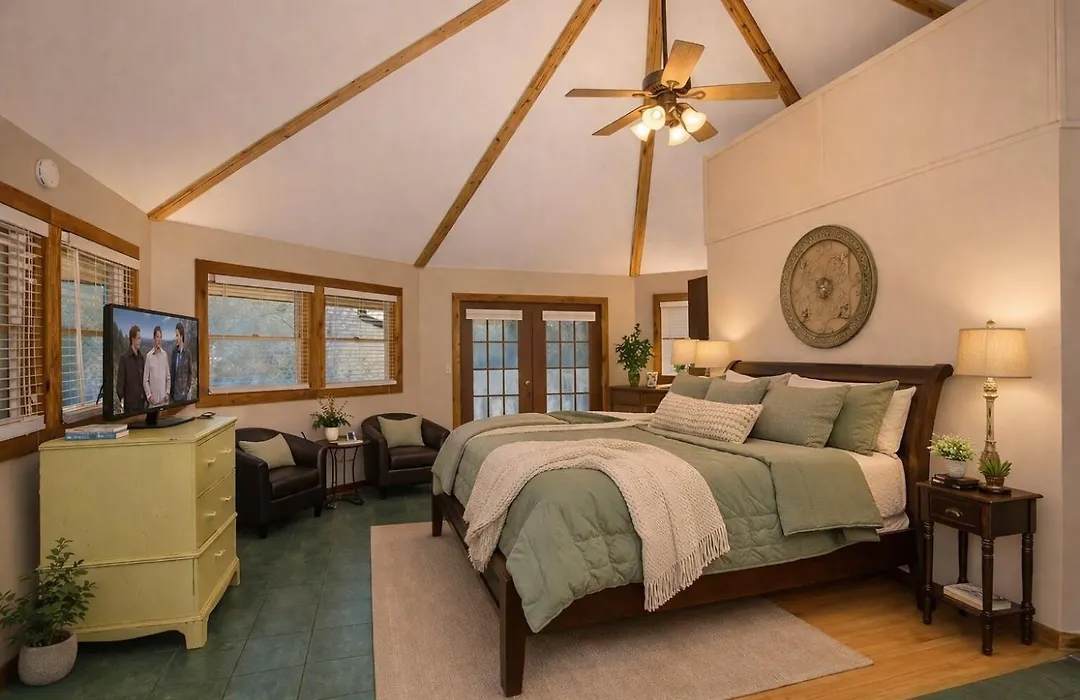 Smoky Bear Lodge With Guest House, Hot Tub, 560 Free Tickets Each Paid Day!!!-1