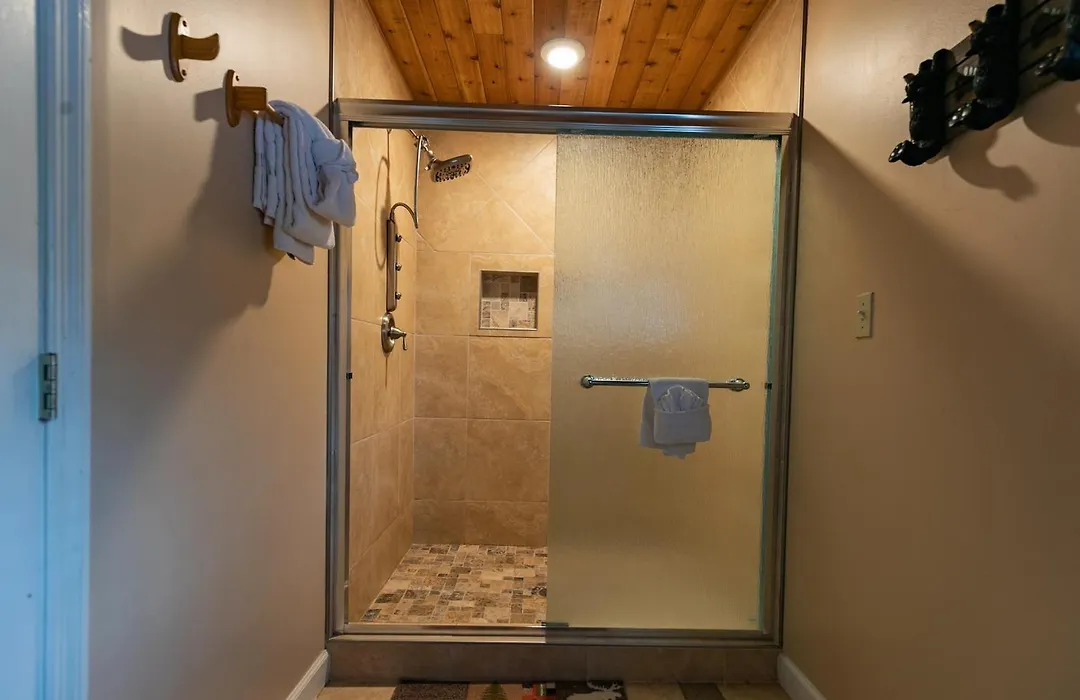 Heavenly View - Bear Themed Cabin, Hottub, Dog-Friendly, Near Gatlinburg-1