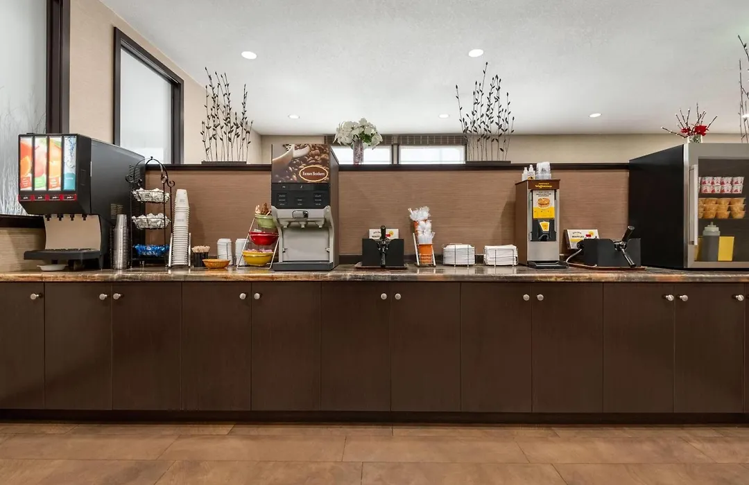 Ramada By Wyndham Grand Forks-1