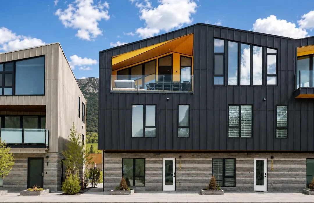 Luxury 4 Bedroom Retreat With Hot Tub And Epic Mountain View-1