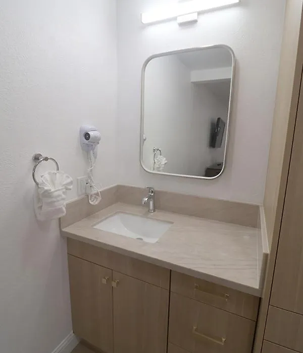Lamplighter Inn & Suites-1