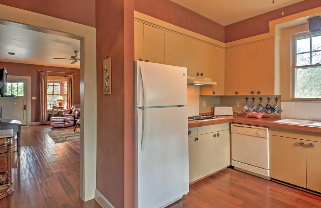 'August Schmidt' Fredericksburg Cottage W/ Hot Tub-1