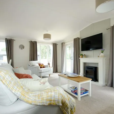 Hollicarrs - Woodland Lodge-2