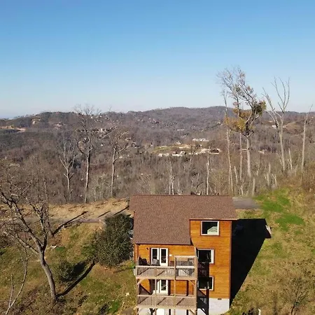 Walnut Ridge Cabin. Sleeps 7-11! Hot Tub, Pool Table, Minutes To Downtown Gatlinburg!-2