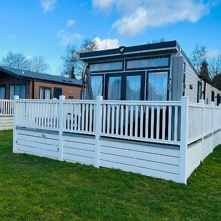 Roseberry Lodge With Hot Tub-3
