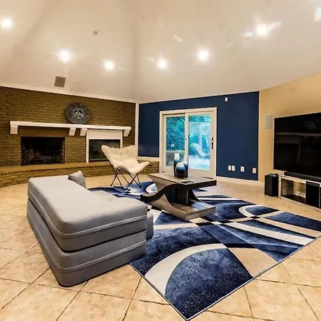 Huge 6 Bedroom With Pool, Spa, 85 Inch Tv, Game Room-2