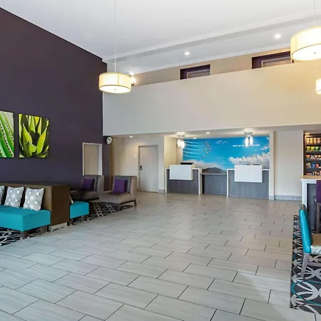 La Quinta Inn & Suites By Wyndham Las Vegas Nellis-2