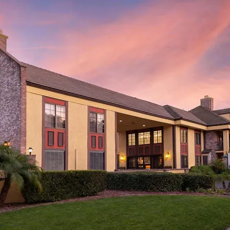 Best Western Plus Raffles Inn & Suites-2