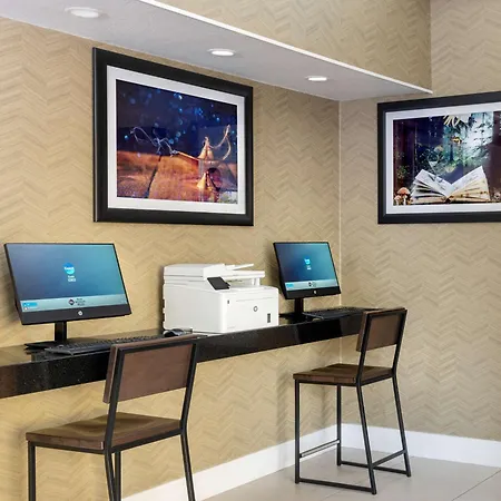 Best Western Plus Raffles Inn & Suites-3