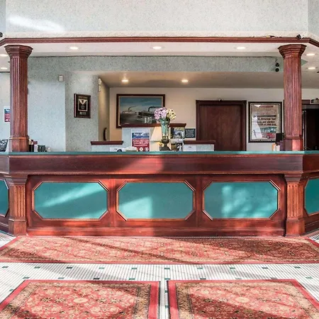Clarion Hotel Mackinaw City Beachfront-3