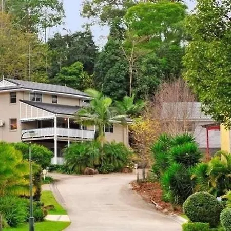 4Br Exec Large House Close To Shops,Train & Buses-3