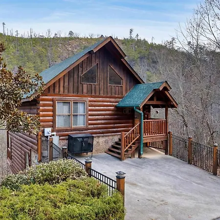 Cubby Bear Smoky Mountain Cabin - Summer Specials!-3