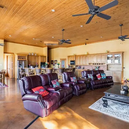 Texas Ranch House With 5 Bedroom And Fish Pond-2