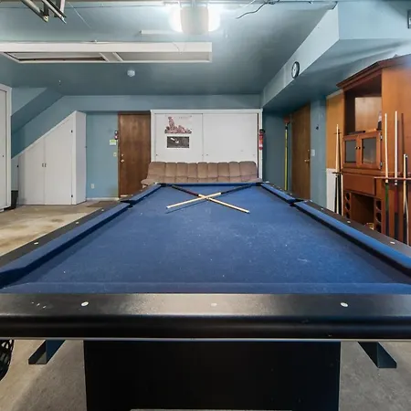 Avalon Retreat - A Well-Furnished Cabin With A Pool Table And A Hot Tub!-2