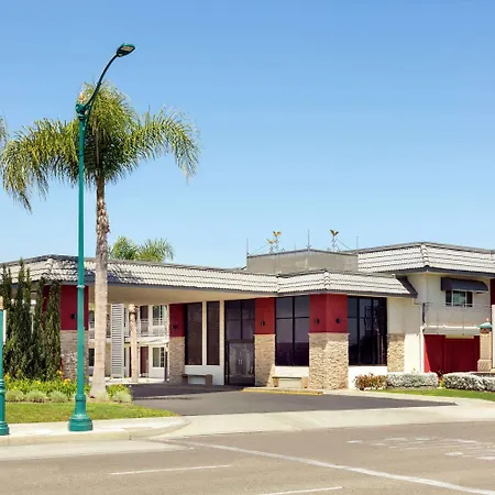 Days Inn & Suites By Wyndham Anaheim At Disneyland Park-3