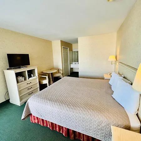 Court Plaza Inn & Suites Of Mackinaw-2
