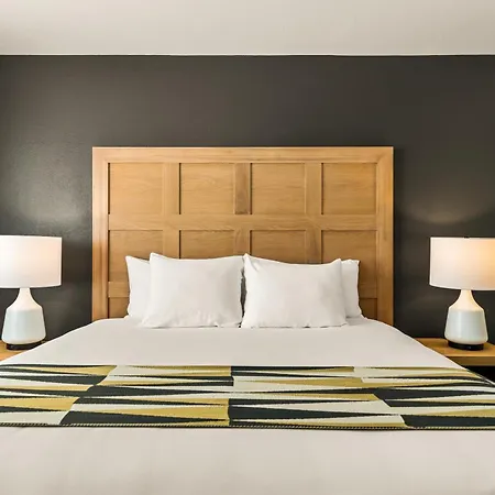 Oxford Suites Redding-3