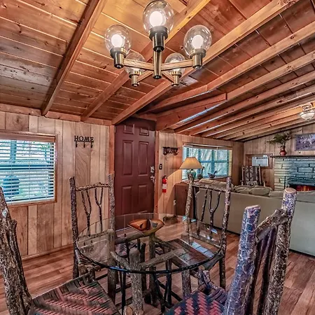 Knotty Pine: A Cute Ruidoso Classic With A Private Hot Tub!-2