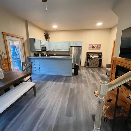 Smokey Mountain Retreat, New Hot Tub, Game Room, Sleeps 8!-2