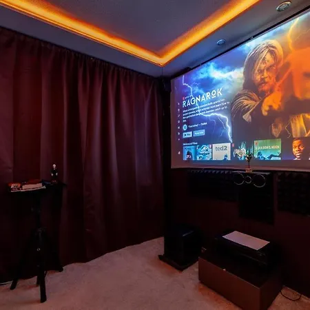 2Bed Garden House W/Hot Tub, Sauna & Cinema Room-2