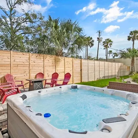 Remodeled Historic 1800S Carriage House, The Castle Garden, Colonial Modern Mansion-2