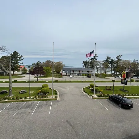 Super 8 By Wyndham Bridgeview Of Mackinaw City-3