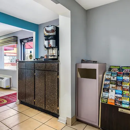 Econo Lodge Inn & Suites Virginia Beach - Norfolk-2
