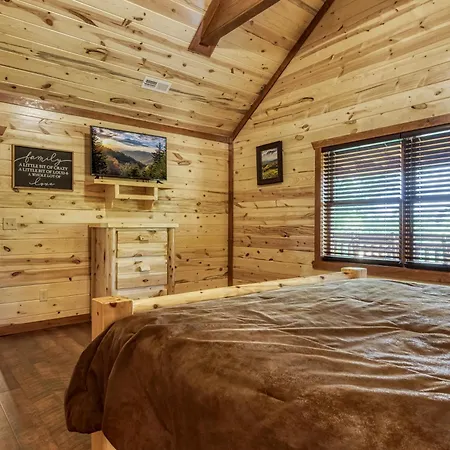Majestic Splash-8 Bedroom, Indoor Pool, Hot Tub, 560 Free Tickets Each Paid Day-2