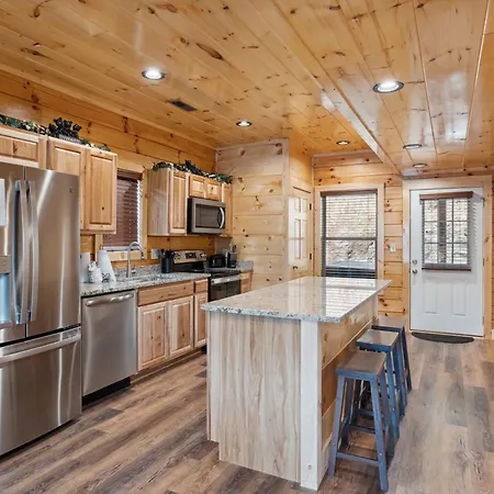 The 3 Bears Is A Newly Built 3 Bedroom Cabin Only 3 Minutes From The Parkway!-3