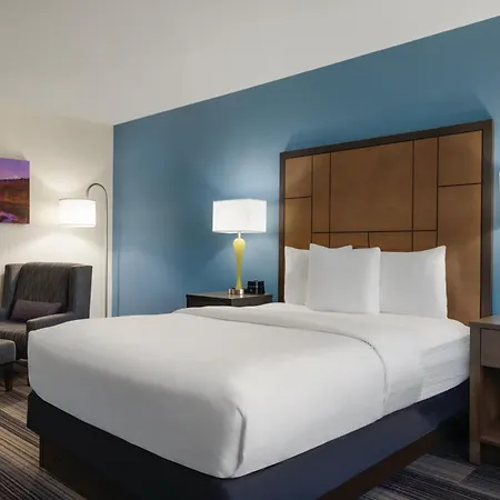 La Quinta Inn & Suites By Wyndham Springfield Airport Rte 66-3