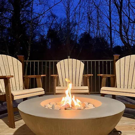 Lumberjack Lodge: Pool Theater Fire Pit-2