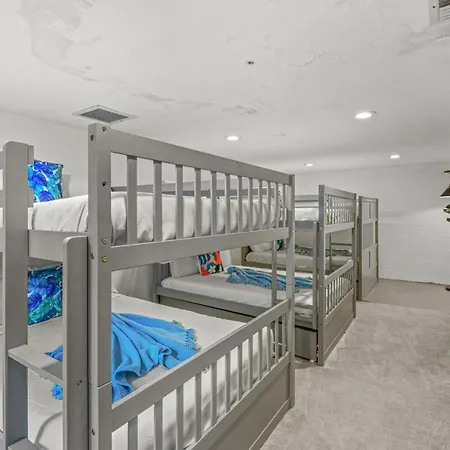 Sleeps 40! 13Br•Heated Pool•Waterfront Resort•Spa-2