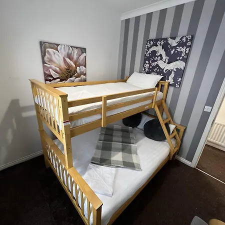 Numero Uno Detached Aparthouse 7 Bedroom Hot Tub Wifi Parking Contractors And Group Friendly-3
