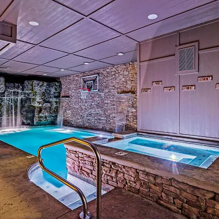 Ace In The Hole: Private Pool Cinema Mini-Golf-3