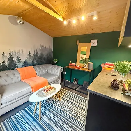 2Bed Garden House W/Hot Tub, Sauna & Cinema Room-3