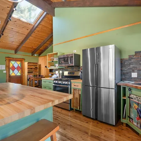 Pinecone Ridge - Walk To Bear Mountain, Private Hot Tub, Foosball-3