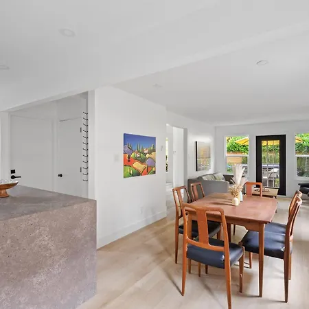 Modern Kitsilano 2 Bedroom Home With A Hot Tub-3