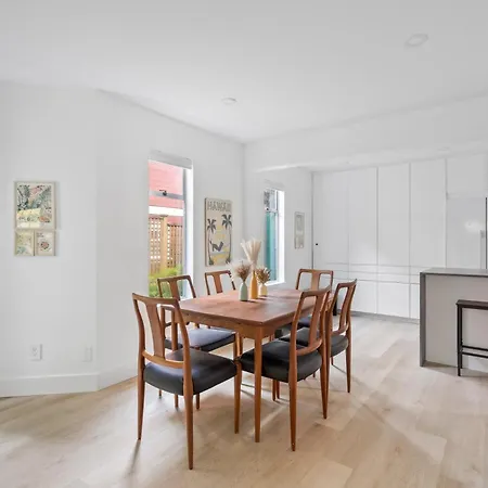 Modern Kitsilano 2 Bedroom Home With A Hot Tub-2