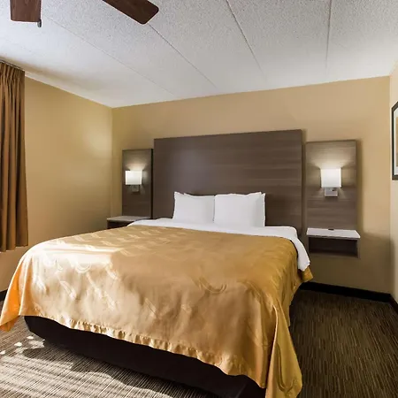 Quality Suites Milwaukee Airport-3